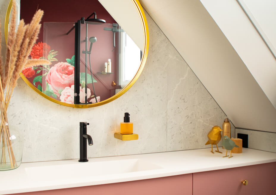romantische badkamer spiegel met gouden wand